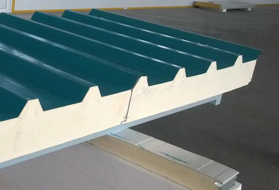 Sandwich panel with a PIR core