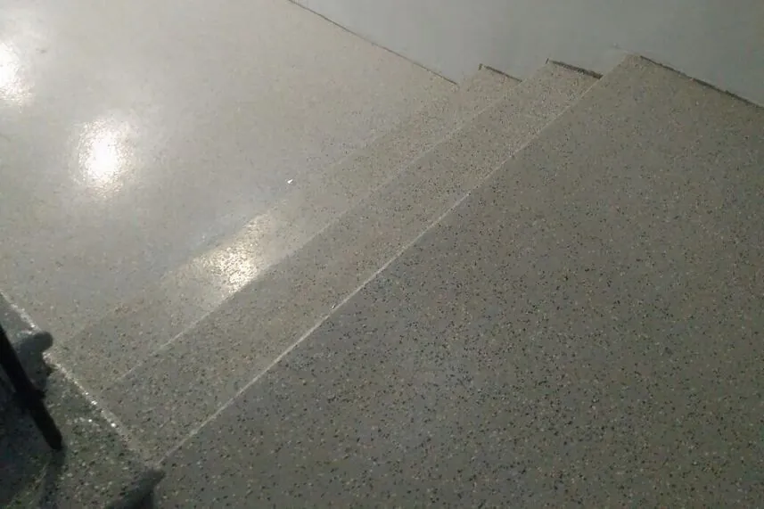 Apartment building stairway, photo 3