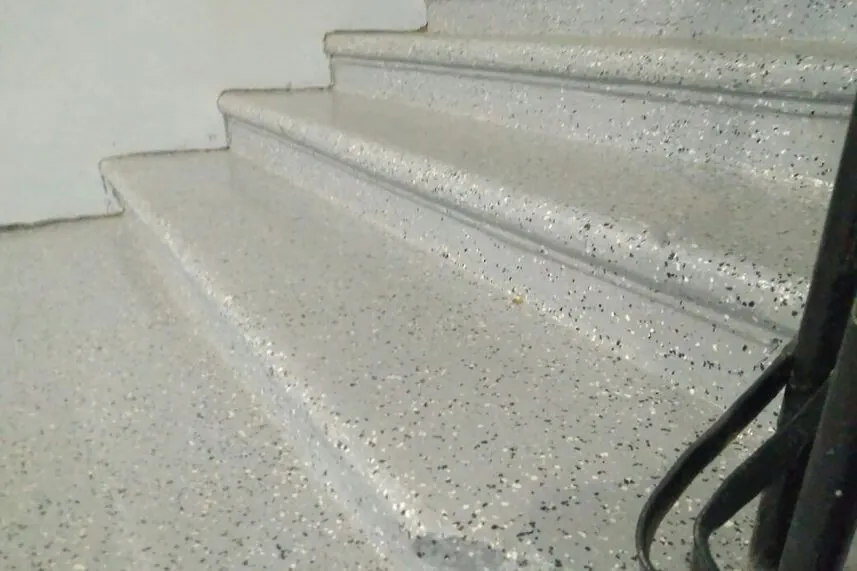 Apartment building stairway, photo 4