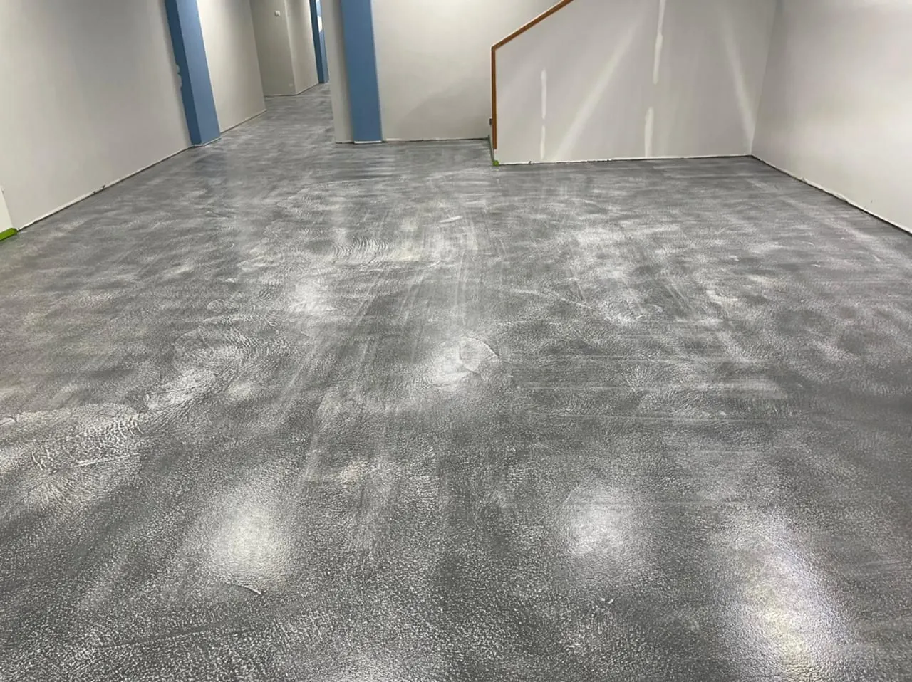 Office with a two-tone floor, photo 1
