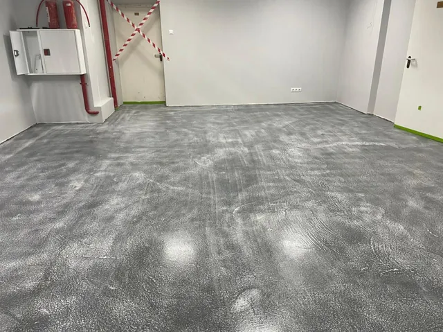 Office with a two-tone floor, photo 2