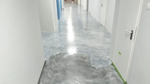 Office with a two-tone floor, photo 3