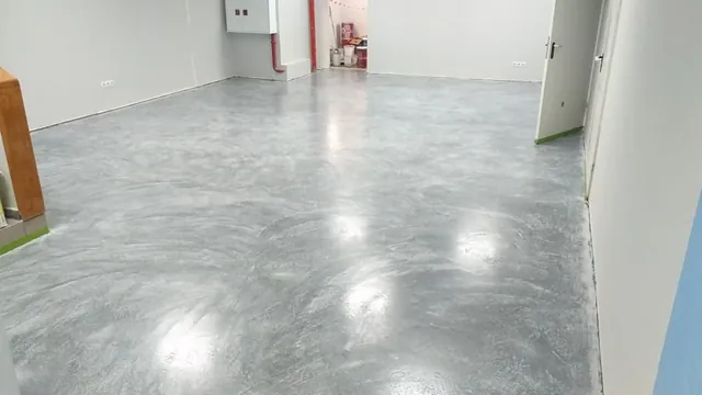 Office with a two-tone floor, photo 4